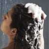 Lavar os cabelos com água quente pode ressecar os fios. "Ideal é que a pessoa lave o tempo todo com água morna"