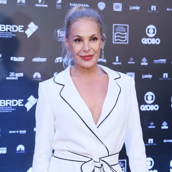 Carolina Ferraz estranha cabelo loiro ao montar looks: 'Nem sei mais me vestir'