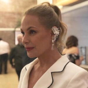 Carolina Ferraz usou earcuff da designer Djaya Levi: 'Gosto do trabalho dela e estou em um momento muito atribulado em que estou correndo para caramba e peguei coisas que eu já gostava'