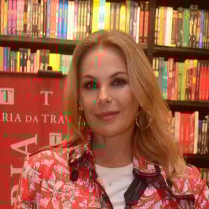 'É uma loucura ser loira. É muito cansativo e tem que fazer a maior manutenção desses fios', disse Carolina Ferraz