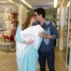 Mirella Santos e Wellington Muniz se beijam na saída da maternidade