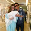 Mirella Santos e Wellington Muniz deixam a maternidade com Valentina (13 de agosto de 2014)