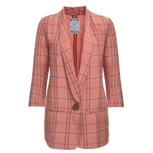 Sua segunda coleção para a Colcci contou com as tendências vistas na última semana de moda de Nova York. O blazer xadrez rosa é a aposta para a primavera-verão, e seu preço é de R$ 759