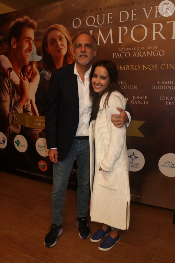Maytê Piragibe posou com o diretor Paco Arango na pré-estreia do filme 'O Que de Verdade Importa', no Rio, nesta quarta-feira, 19 de setembro de 2018