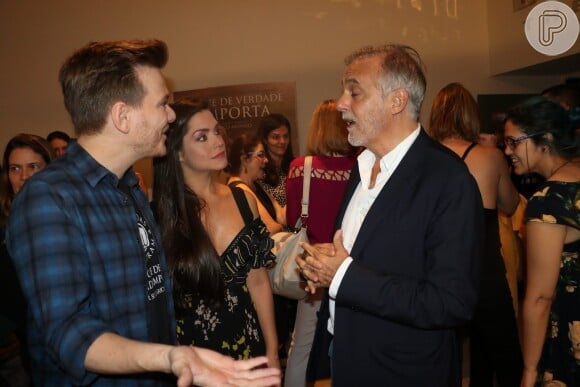 Thais Fersoza e Michel Teló conversaram com o diretor Paco Arango na pré-estreia do filme 'O Que de Verdade Importa', no Rio
