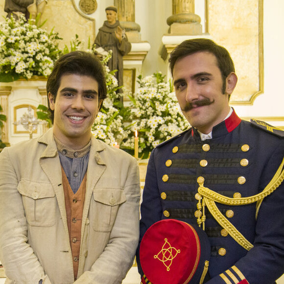 Luccino (Juliano Laham) e Otávio (Pedro Henrique Müller) vão comemorar cinco anos juntos no último capítulo da novela 'Orgulho e Paixão'