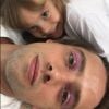 Pai maquiado! Filha de Rafael Cardoso passa gloss como sombra no ator nesta sexta-feira, dia 21 de setembro de 2018