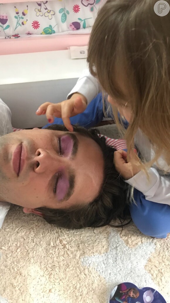 Aurora, de 4 anos, se divertiu maquiando o pai em vídeo postado por Mariana Bridi