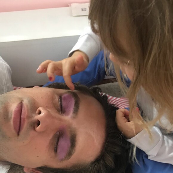 Aurora, de 4 anos, se divertiu maquiando o pai em vídeo postado por Mariana Bridi