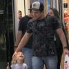 Rafael Cardoso foi clicado nesta semana com a filha, Aurora, no shopping