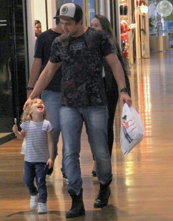 Rafael Cardoso foi clicado nesta semana com a filha, Aurora, no shopping