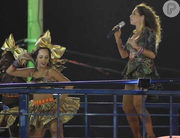 Daniela Mercury foi destaque no Carnaval de Salvador. A cantora levou um soco, sem querer, do dançarino que girava com os braços abertos no domingo, 10 de fevereiro de 2013