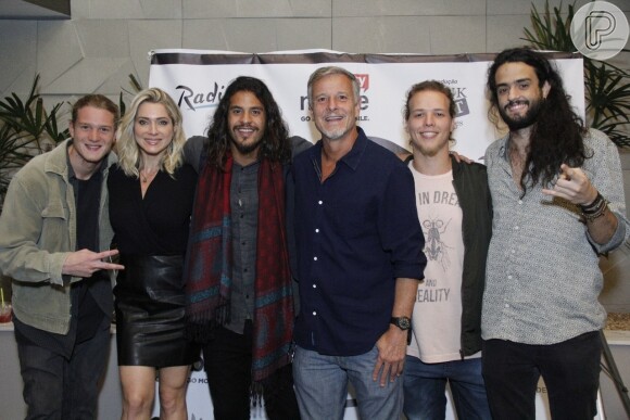 Leticia Spiller prestigiou o filho, Pedro, no lançamento do clipe da banda Fuze nessa semana no RJ
