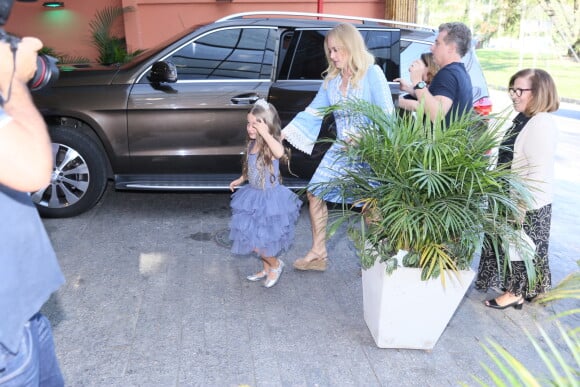 Eva chega ao lado dos pais, Angélica e Luciano Huck, em seu aniversário de 6 anos