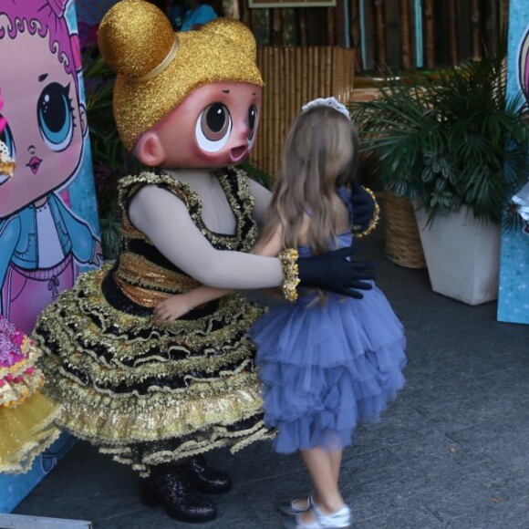 Eva abraça bonecas em seu aniversário de 6 anos