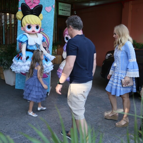 Luciano Huck e Angélica chegam com a menina na festa de aniversário de 6 anos dela