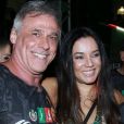 Oscar Magrini e Monica Carvalho posaram com Jayder Soares na festa dos 30 anos da Acadêmicos do Grande Rio
