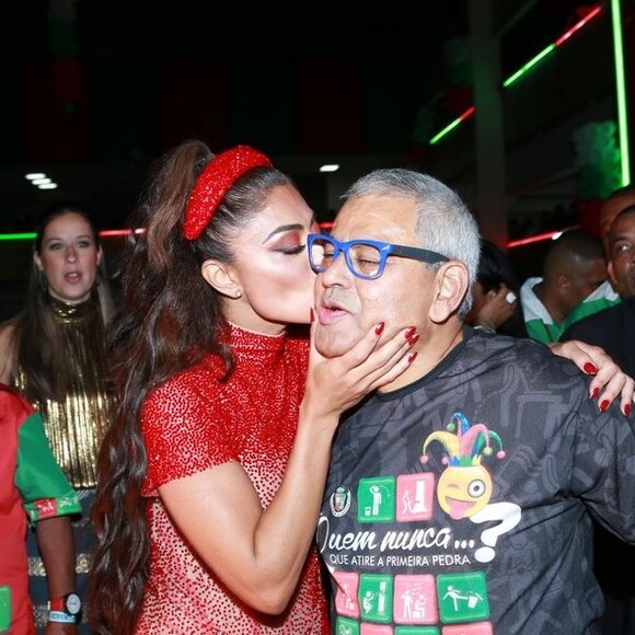Juliana Paes posou com o presidente da Grande Rio, Jayder Soares, na festa dos 30 anos da escola