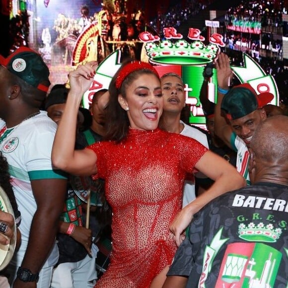 Juliana Paes mostrou o rebolado na festa dos 30 anos da Acadêmicos do Grande Rio