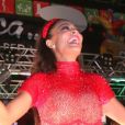 Juliana Paes mostrou porque comanda os ritmistas da Acadêmicos do Grande Rio ao mostrar muito samba no pé