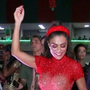 Juliana Paes mostrou muito samba no pé na festa de 30 anos da Acadêmicos do Grande Rio