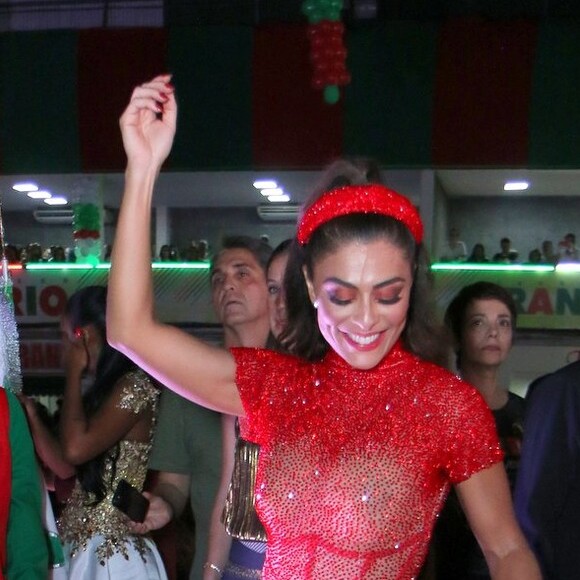 Juliana Paes mostrou muito samba no pé na festa de 30 anos da Acadêmicos do Grande Rio