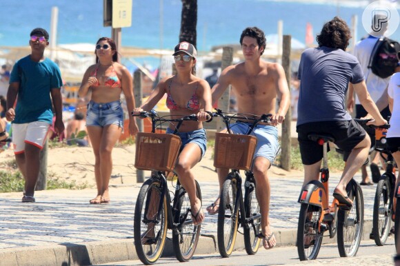Mariana Rios e Lucas Kalil passearam de bicicleta após os cliques