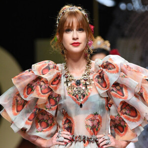 'é um privilégio tão único e tão incrível que a única coisa que posso fazer é ser grato a todos que fazem parte da minha jornada', disse Marina Ruy Barbosa após desfile da D&G