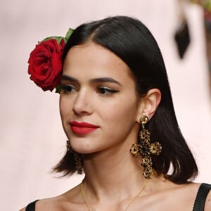 Bruna Marquezine desfilou pela Dolce & Gabanna com uma flor vermelha na lateral do cabelo solto no dia 23 de setembro de 201o