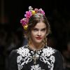 A tiara de flores colorida ganhou ares elegantes no desfile da Dolce & Gabanna em Milão