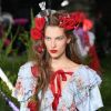 Na Semana de Moda de Nova York, Rodarte apostou nas flores vermelhas para um penteado chique de primavera/verão 2019