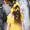 No desfile da Rodarte em Nova York, as flores amarelas ajudaram a compor um look boho chic nos cabelos soltos ondulados