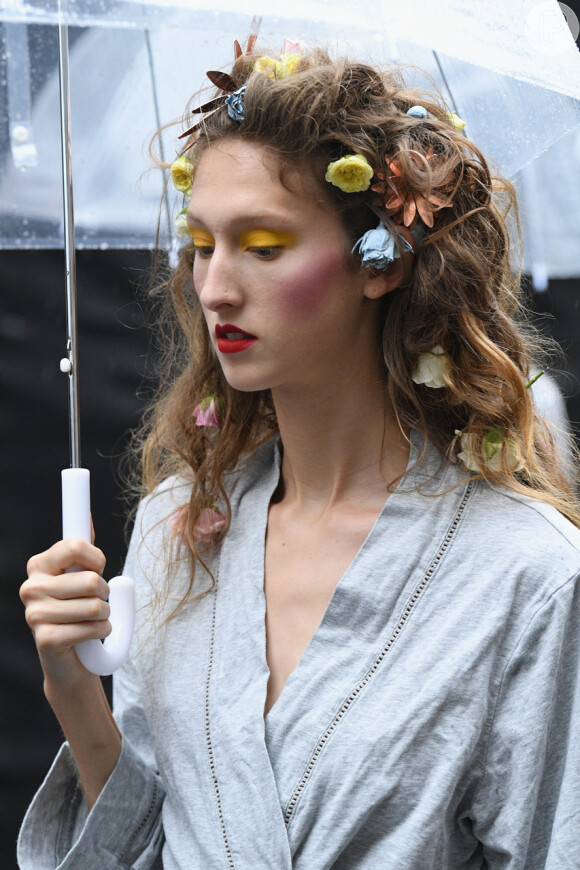 As flores menores e pela extensão dos cabelos soltos foi a aposta de Rodarte na Semana de Moda de Nova York