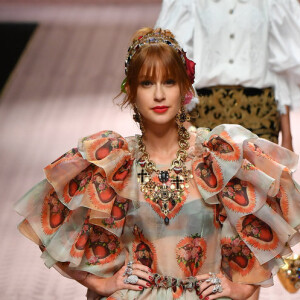 O penteado de Marina Ruy Barbosa no desfile da Dolce & Gabanna, em Milão, tinha um arco de pedras com flores na lateral