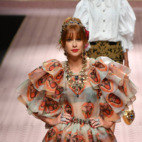 O penteado de Marina Ruy Barbosa no desfile da Dolce & Gabanna, em Milão, tinha um arco de pedras com flores na lateral