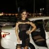 Jessika Alves usa vestido preto repleto de transparência da estilista mineira Fabiana Milazzo, sapatos Santa Lolla e uma clutch da grife Chanel