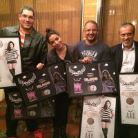 Anitta recebe disco de platina pelas 75 mil cópias vendidas de seu DVD