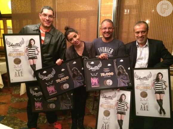 Anitta recebe disco de platina pelas 75 mil cópias vendidas de seu DVD 'Meu Lugar', além do disco de ouro pelo CD 'Ritmo Perfeito' com 40 mil cópias