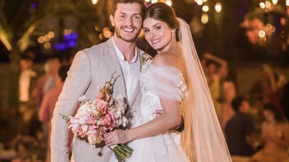Camila Queiroz mostra fotos de casamento com Klebber Toledo e comemora: '1 mês'