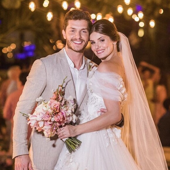 Camila Queiroz comemorou 1 ano de casamento com Klebber Toledo nesta terça-feira, 25 de setembro de 2018