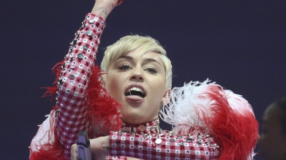 Miley Cyrus faz escândalo ao ser expulsa de hotel: 'Deviam estar felizes'