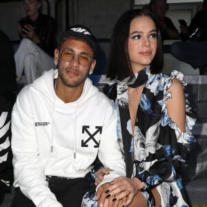 Bruna Marquezine e Neymar trocam carinhos na primeira fila de desfile da PFW. Fotos!