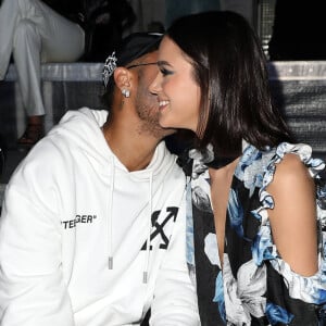 Marquezine e Neymar foram clicados em clima de romance durante o desfile da Off-white