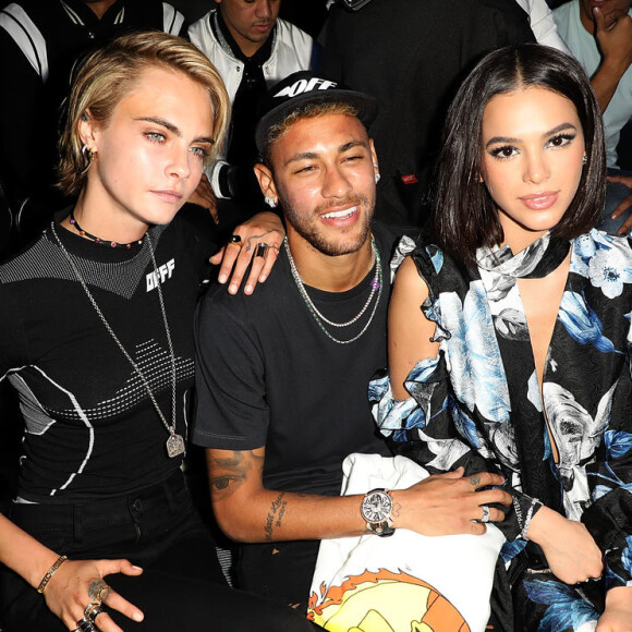 Marquezine e Neymar posam com a modelo Cara Delevingne