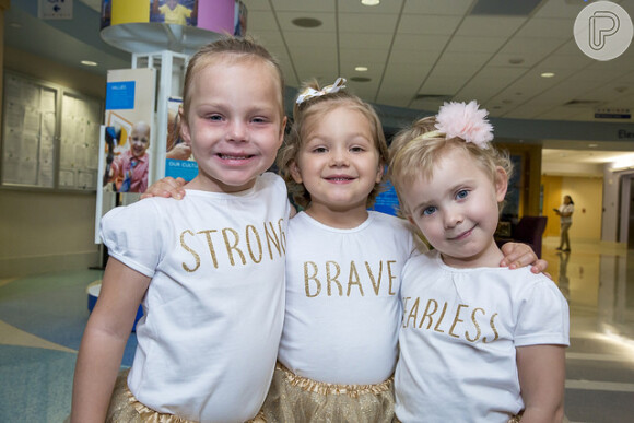 Chloe, Lauren, McKinley e Avalynn usavam tutus de ouro, roupa que lembravam uma bailarina