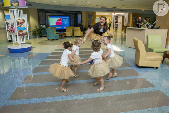 Meninas brincam de roda-roda no Hospital Johns Hopkins All Children