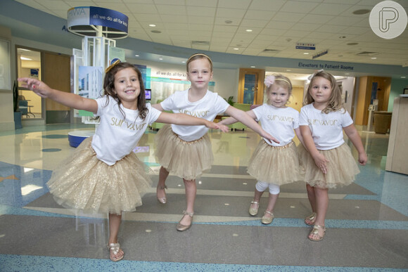 Chloe, Lauren, McKinley e Avalynn fazem pose de bailarina no Hospital Johns Hopkins All Children