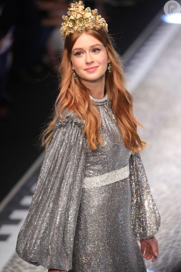 Marina Ruy Barbosa cruzou a passarela da Dolce & Gabbana pela primeira vez em fevereiro de 2017