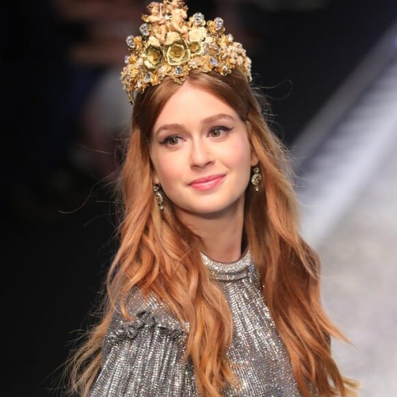 Marina Ruy Barbosa cruzou a passarela da Dolce & Gabbana pela primeira vez em fevereiro de 2017