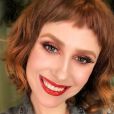 A maquiadora Juliana Rakoza ensinou o passo a passo da maquiagem iluminada